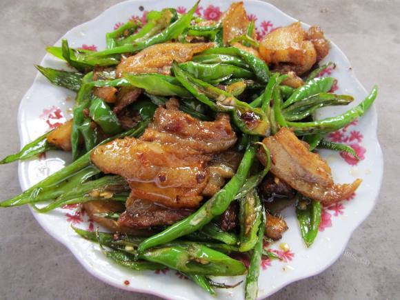 热腾腾的辣椒炒肉