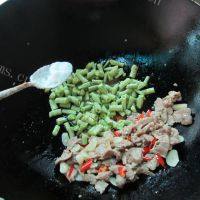 清淡的豆角炒肉做法图解7)