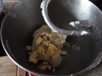 自制葡萄干小餐包做法图解2)
