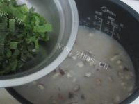 香浓的香菇肉末蔬菜粥做法图解7)