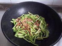 家常菜蒜薹炒肉做法图解5)