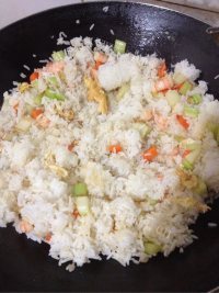 美味的虾仁炒饭做法图解8)