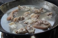 美味的腐乳猪蹄做法图解2)