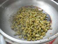 香气逼人的肉末酸豆角做法图解6)