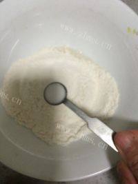 很有食欲的胡萝卜鸡蛋卷做法图解3)