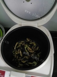 好吃的冬菇焖鸡做法图解4)
