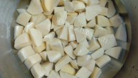 家常菜土豆烧肥肠做法图解7)