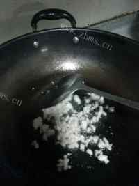 好吃的酸豆角炒肉末做法图解4)