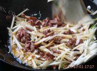 家常的芹菜炒牛肉做法图解7)