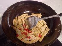 软嫩的韭菜炒豆干做法图解8)