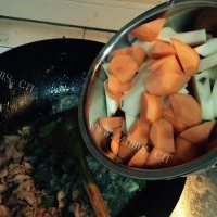 美味的胡萝卜土豆炖羊肉卷的做法图解七