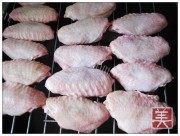 美味的椒丝腐乳鸡翅做法图解1)