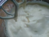 唇齿留香的海绵纸杯蛋糕做法图解3)