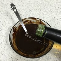 自制巧克力熔岩蛋糕做法图解5)