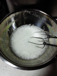 自制草莓酱蛋糕卷做法图解3)