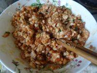 美味芹菜木耳蒸饺做法图解4)