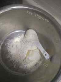 美味营养的蛋黄酥做法图解7)