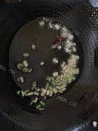 开胃的五花肉炒酸菜做法图解3)
