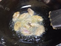 喷香的土豆焖鸡翅做法图解4)