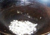 美味的肉丝蒜苗做法图解3)