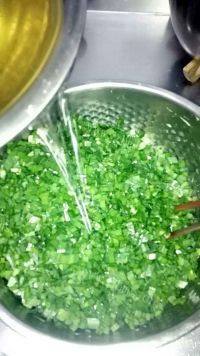 美味的韭菜鸡蛋煎饺做法图解3)