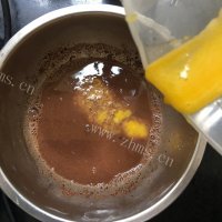 美味的双色慕斯流心蛋糕做法图解12)