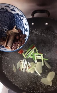 诱人的卤鸭舌做法图解3)