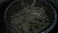 美味的糖醋藕丝做法图解2)