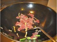 蟹味菇炒牛肉做法图解4)