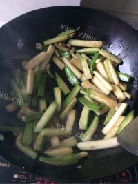喷香的辣椒炒茄子做法图解2)