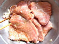 美味的黑椒沙拉牛排饭做法图解3)