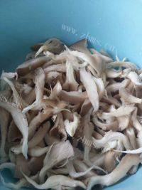 味道香醇的平菇炒肉做法图解1)
