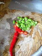 美味的双椒腊味皮蛋做法图解3)