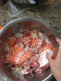 美味的炸猪肉丸子做法图解4)