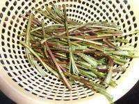 家常菜藜蒿炒腊肉做法图解2)