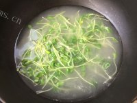 皮蛋火腿豆苗汤做法图解8)