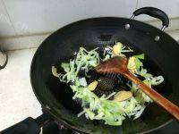 家常菜蒜薹炒肉丝做法图解2)