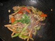 五花肉炒茶树菇