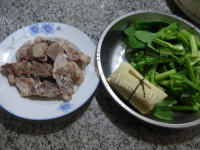 美味油菜蕻面结龙骨汤做法图解1)