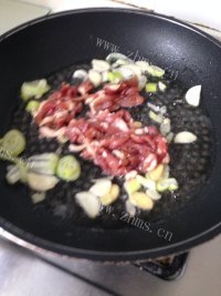 美味的竹芛莲菜炒肉做法图解12)