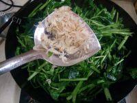 家常菠菜炒虾皮做法图解5)