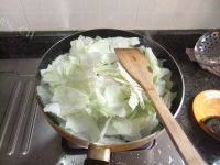 家常菜腊肠炒包菜做法图解6)