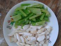 营养丰富的杏鲍菇炒芹菜做法图解3)