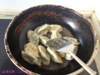 酥嫩煎水饺做法图解4)