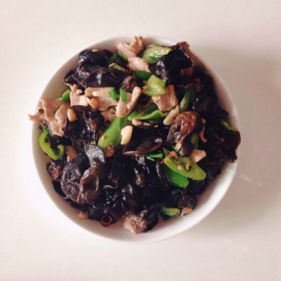 色泽鲜亮的木耳炒肉