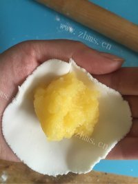 美味的奶黄水晶饺做法图解4)