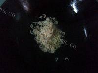美味的紫菜虾皮蛋花汤做法图解6)