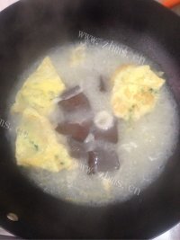 自制猪红鸡蛋汤米粉做法图解5)