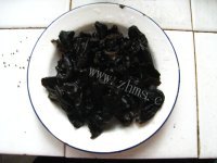 清炒洋葱木耳炒肉皮做法图解3)