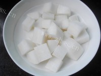 美味的泡菜萝卜炖排骨做法图解3)